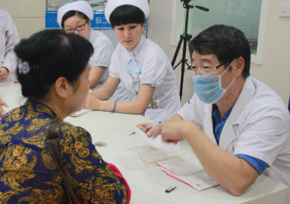 醫生為患者分析腺樣體肥大怎么治