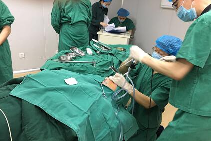 慢性咽炎患者正在手術