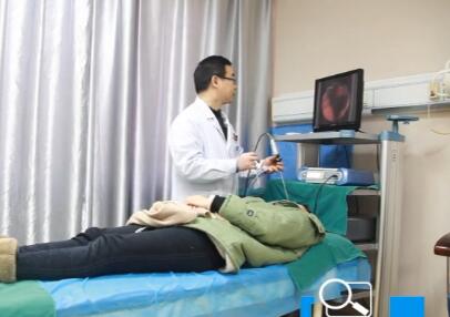 鼻中隔偏曲患者正在檢查