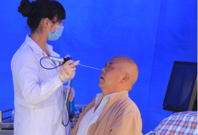 鼻中隔偏曲患者在接受檢查