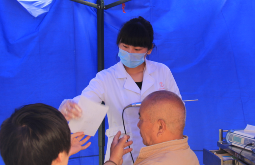 鼻中隔偏曲患者檢查過程中