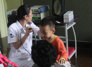 醫(yī)生給兒童過敏性鼻炎患者做檢查