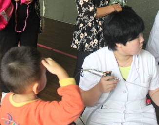 兒童過敏性鼻炎患者正在檢查